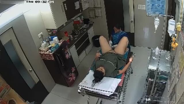 Desi Bhabhi In Clinic House-Keeper Shaving Her Pussy – hindixxxsite mms